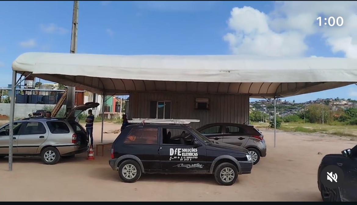 Toldo cobrindo área de estacionamento