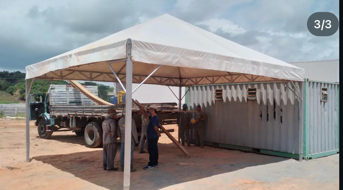 Tenda pirâmide montada em canteiro de obras